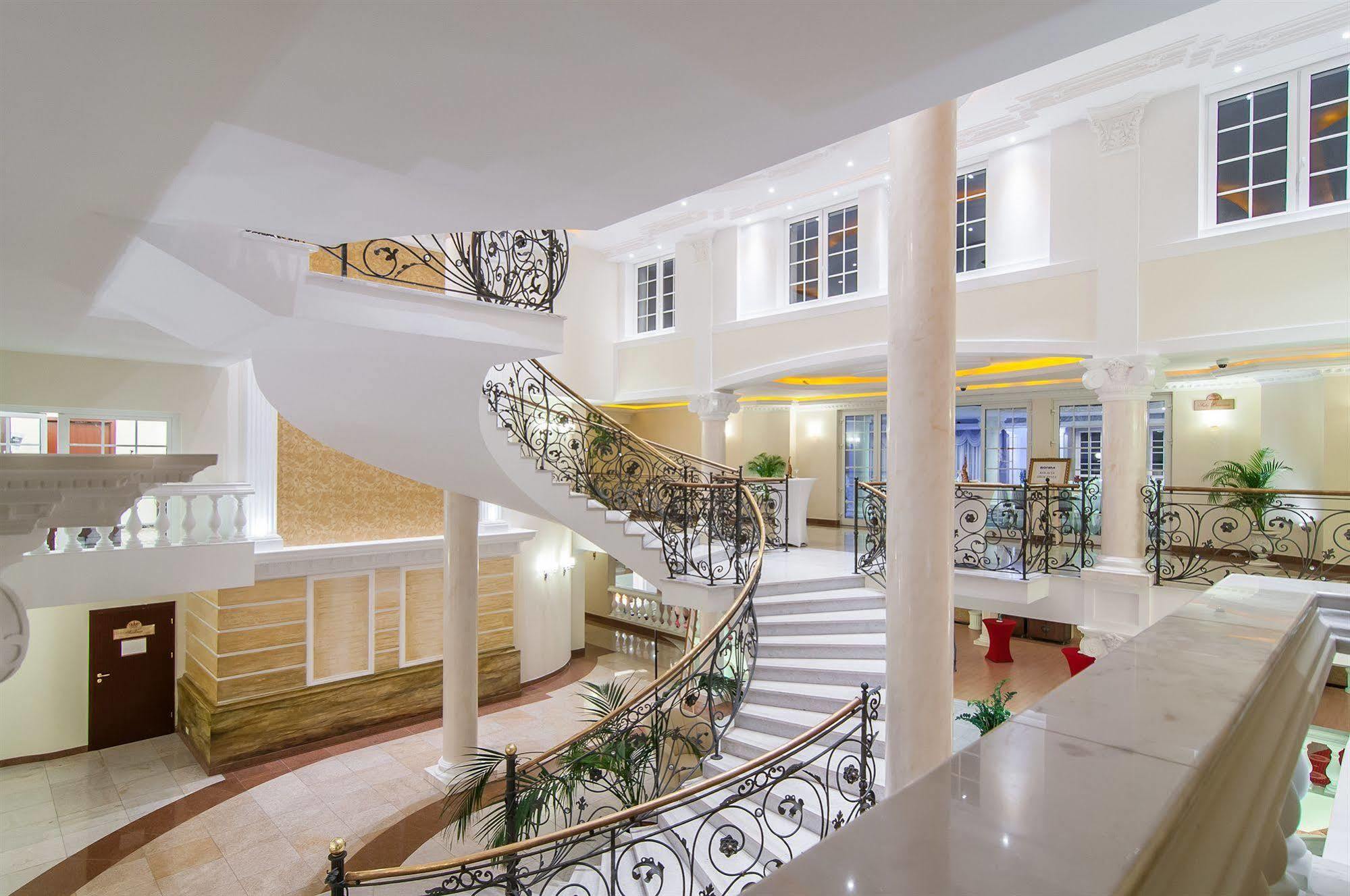 Hotel Windsor W Jachrance Яхранка Екстериор снимка