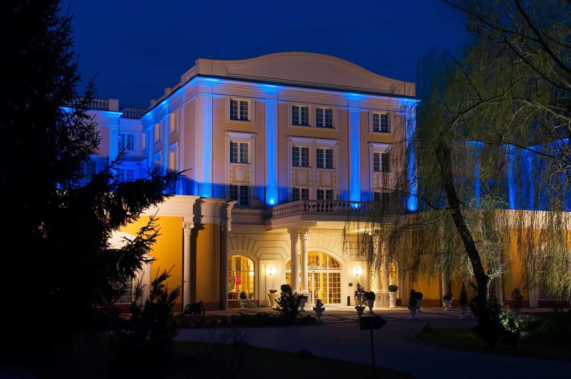 Hotel Windsor W Jachrance Яхранка Екстериор снимка